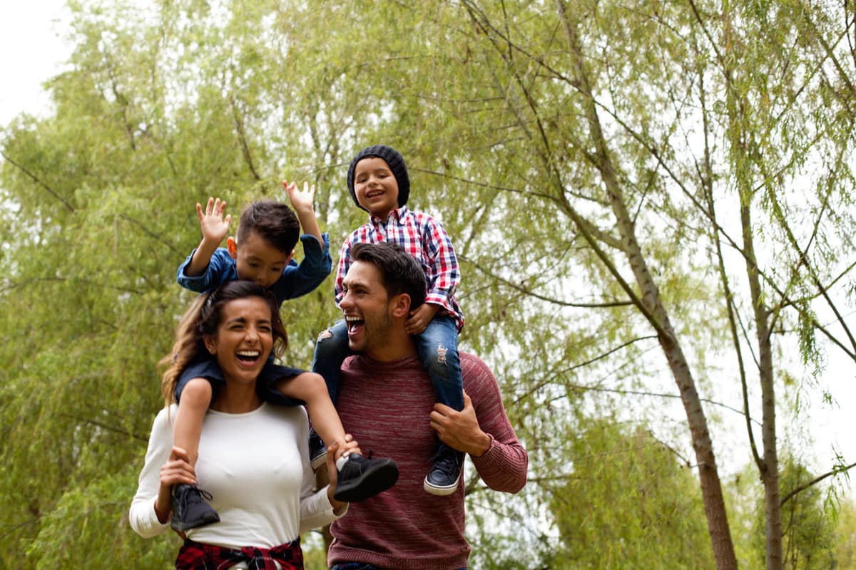 Famille heureuse dans un parc
